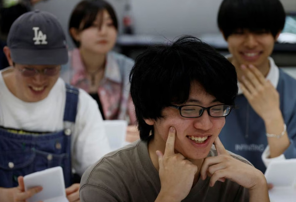 Οι Ιάπωνες ξέχασαν πώς είναι να χαμογελάς μέσα στην πανδημία και τώρα παρακολουθούν μαθήματα για αυτό