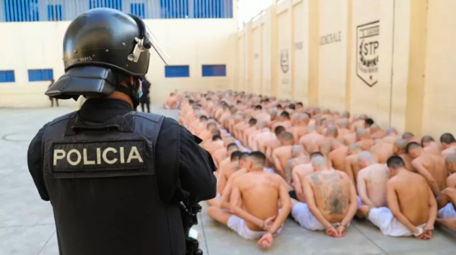 Εξονυχιστικός έλεγχος στο μεγαλύτερο σωφρονιστικό κατάστημα του Ελ Σαλβαδόρ – Στοιβαγμένοι και ημίγυμνοι οι κρατούμενοι