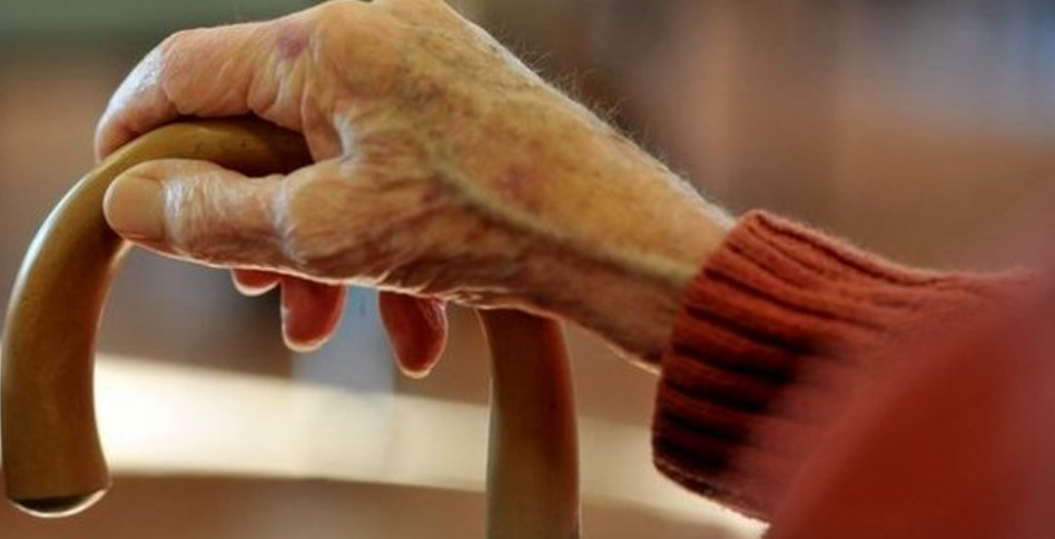 Τρίκαλα: 86χρονη περιμένει εδώ και δύο ημέρες το ασθενοφόρο με το εξιτήριο στο χέρι