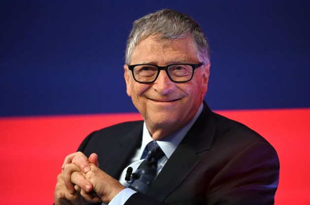 Bill Gates: Ανατροπή φέτος με τη λίστα βιβλίων του – «Στη ζωή υπάρχουν περισσότερα από το διάβασμα»