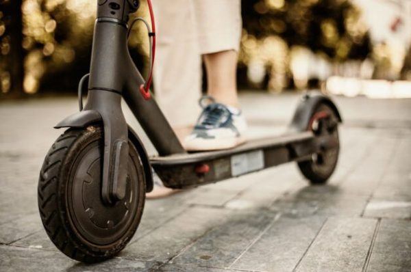 Τι προβλέπει ο νόμος για τα ηλεκτρικά πατίνια; – Δεκάδες παραβάσεις καθημερινά από τους οδηγούς
