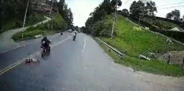 Πεντάχρονη παρασύρθηκε από τρεις μηχανές και σώθηκε από θαύμα – [Σκληρές εικόνες]