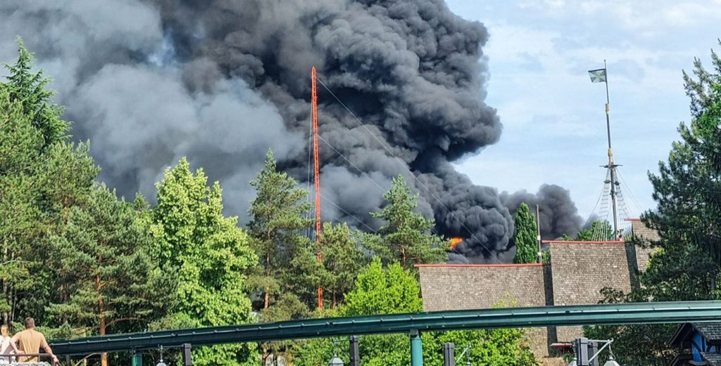 Γερμανία: Τεράστια φωτιά σε θεματικό πάρκο – 25.000 επισκέπτες απομακρύνθηκαν από την περιοχή