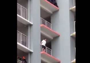 Απειλούσε να πέσει από το μπαλκόνι – Οι εντυπωσιακά συντονισμένες κινήσεις των πυροσβεστών που την έσωσαν