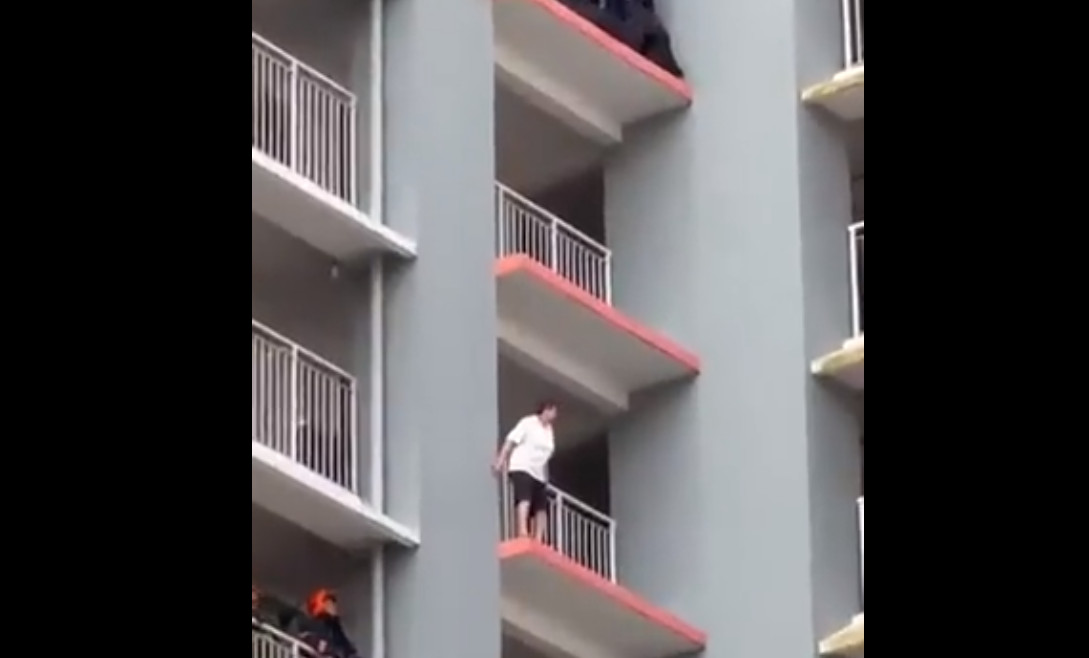 Απειλούσε να πέσει από το μπαλκόνι - Οι εντυπωσιακά συντονισμένες κινήσεις των πυροσβεστών που την έσωσαν