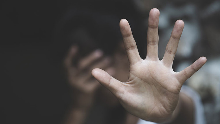 Ενδοοικογενειακή βία: «Επί επτά χρόνια ζούσα δίπλα του την κακοποίηση» – Όσα αποκάλυψε το 60χρονο θύμα
