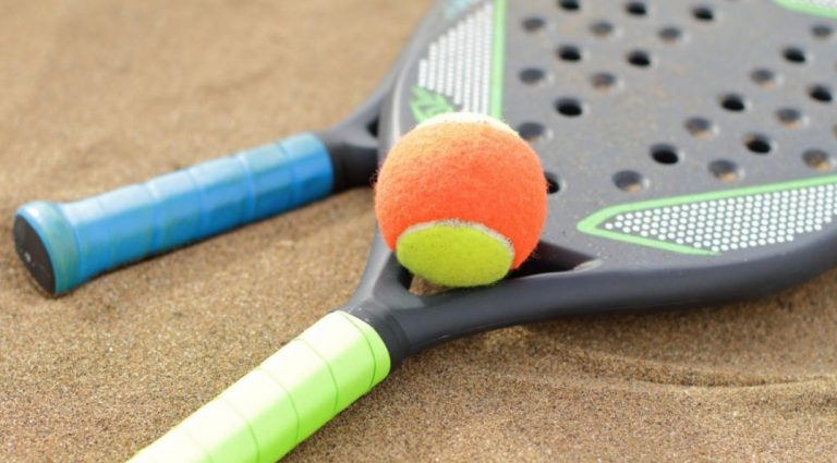 Τέλος οι ρακέτες σε γνωστές παραλίες της Αττικής – «Τσουχτερό» το πρόστιμο για τους παραβάτες