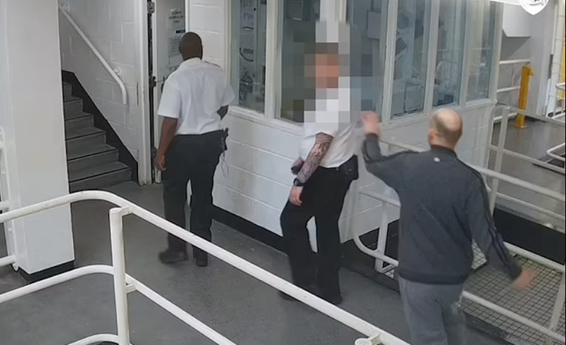 Η τρομακτική στιγμή που κρατούμενος προσπαθεί να μαχαιρώσει σωφρονιστικό υπάλληλο σε βρετανικές φυλακές