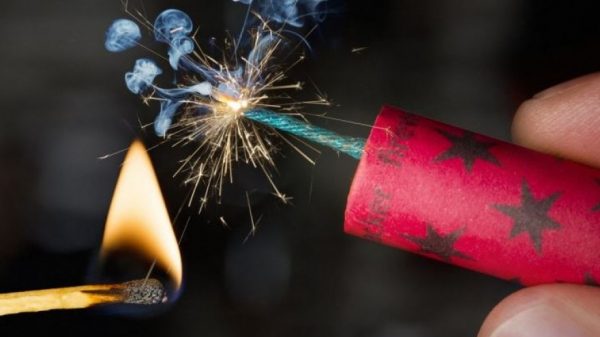 Παρέα ανηλίκων έριχναν κροτίδες σε σπίτι στα Χανιά – Χειροπέδες και στους γονείς