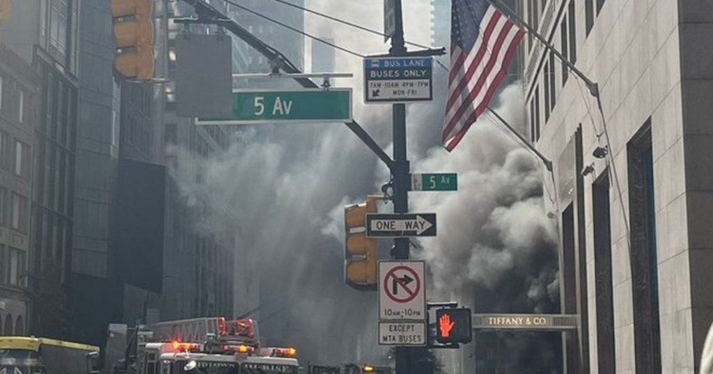 Νέα Υόρκη: Ισχυρή φωτιά στο προσφάτως ανακαινισμένο κτίριο Tiffany στο Μανχάταν