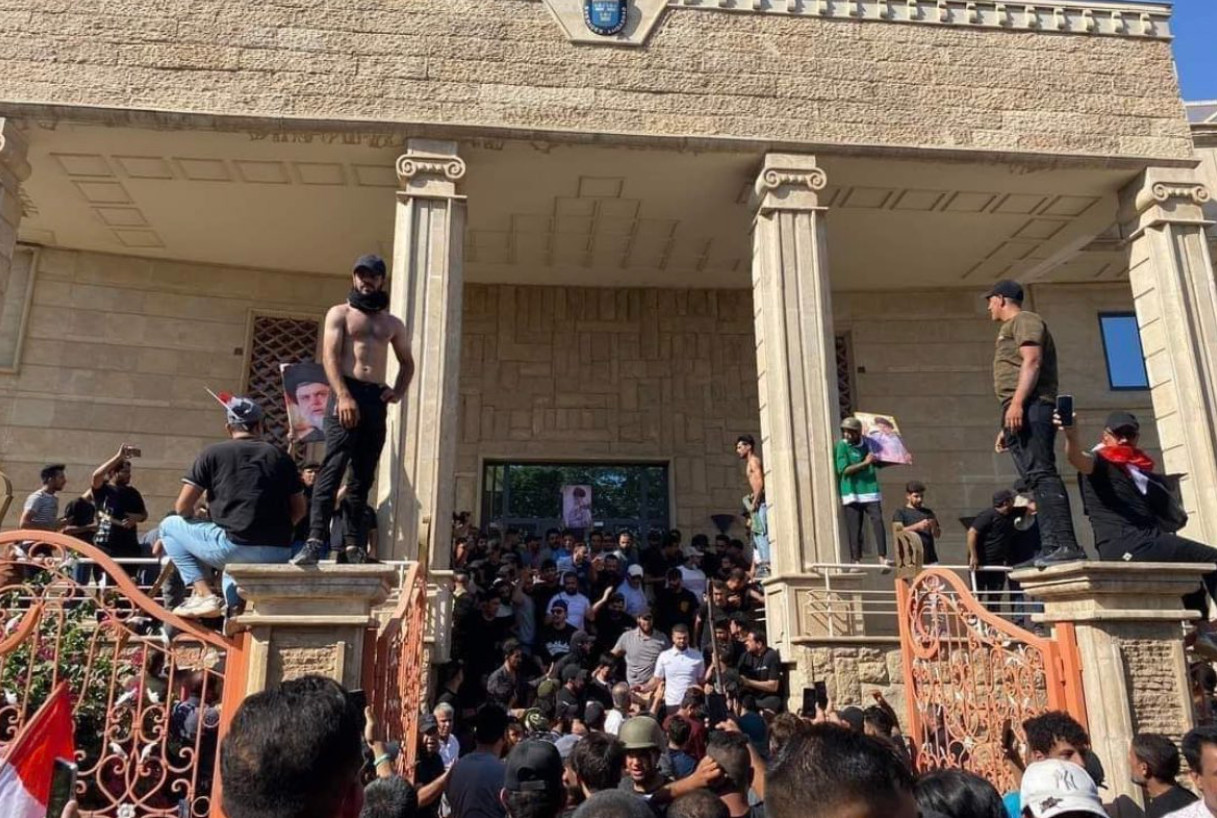 Ιράκ: Μαζική διαμαρτυρία έξω από την πρεσβεία της Σουηδίας στη Βαγδάτη για το κάψιμο αντιτύπου του Κορανίου