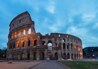 Ρώμη: Ταυτοποιήθηκε ο τουρίστας που χάραξε ονόματα στον τοίχο του Κολοσσαίου
