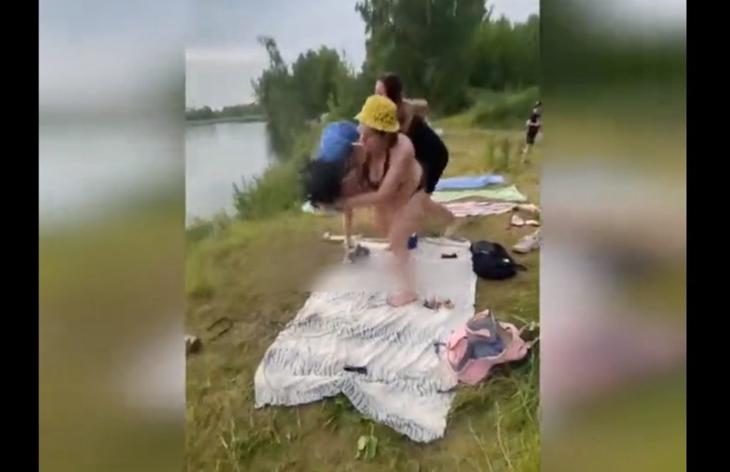 Ρωσία: Γυναίκα ξυλοκόπησε λουόμενη στον Βόλγα επειδή θεώρησε το μαγιό της προκλητικό