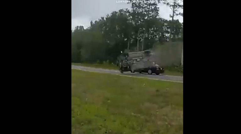 Τρομακτικό τροχαίο σε αυτοκινητόδρομο στις ΗΠΑ – Σοβαρά τραυματισμένη 20χρονη οδηγός