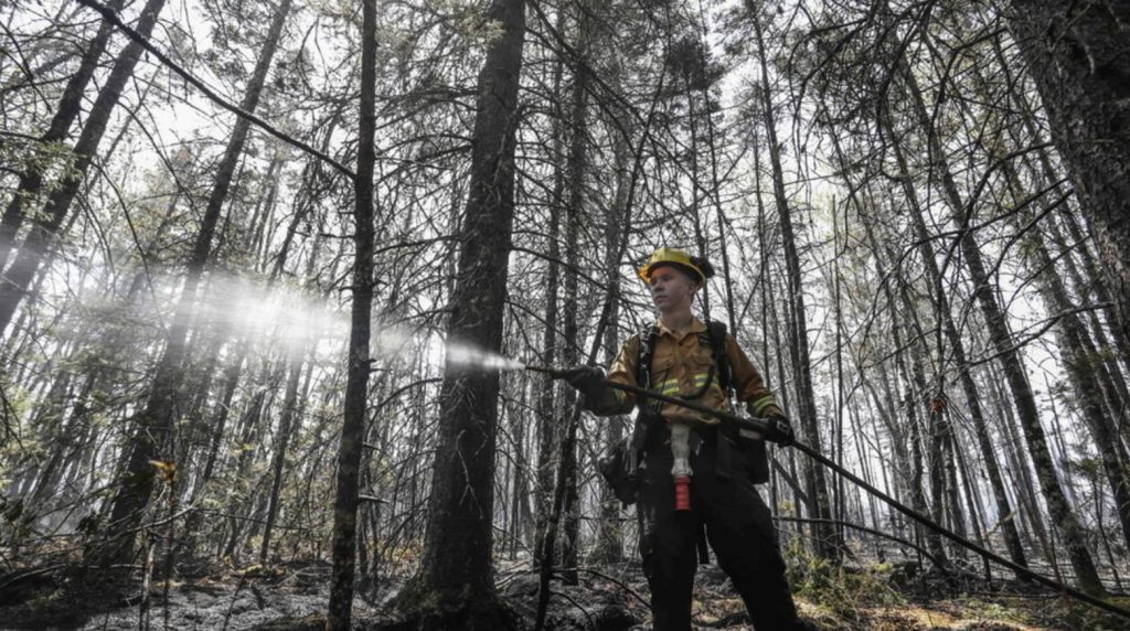 Η βροχή βοήθησε να τεθούν υπό έλεγχο οι πυρκαγιές στα ανατολικά του Καναδά – Σε κρίσιμη κατάσταση το Κεμπέκ