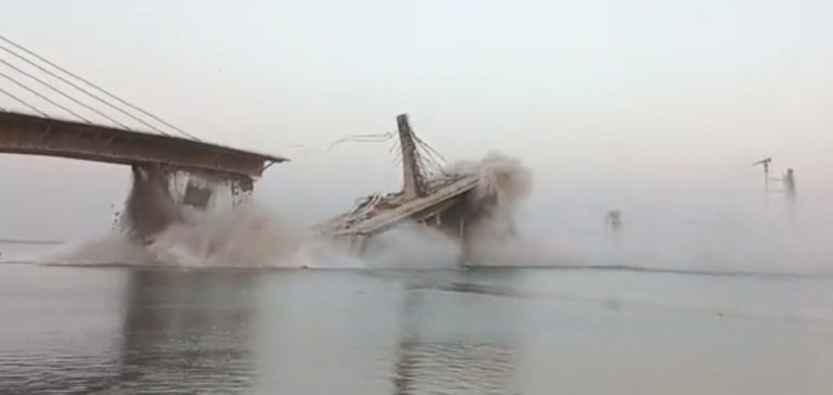 Κρεμαστή γέφυρα κατέρρευσε δύο φορές μέσα σε έναν χρόνο στην Ινδία