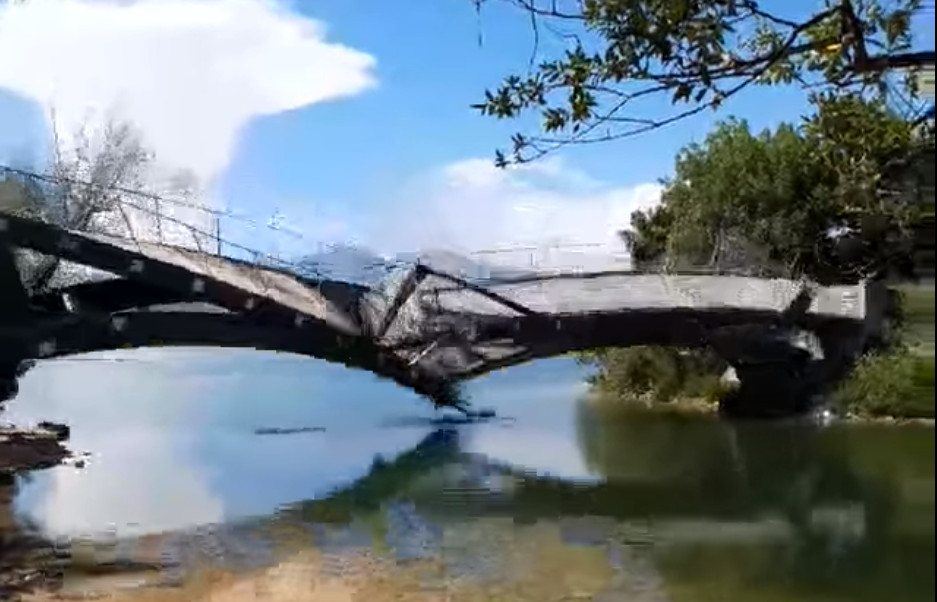 Κατέρρευσε ξύλινη γέφυρα στο κέντρο της Άρτας – Δείτε βίντεο