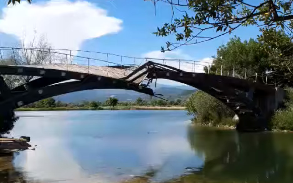 Κατέρρευσε ξύλινη γέφυρα στο κέντρο της Άρτας - Δείτε βίντεο