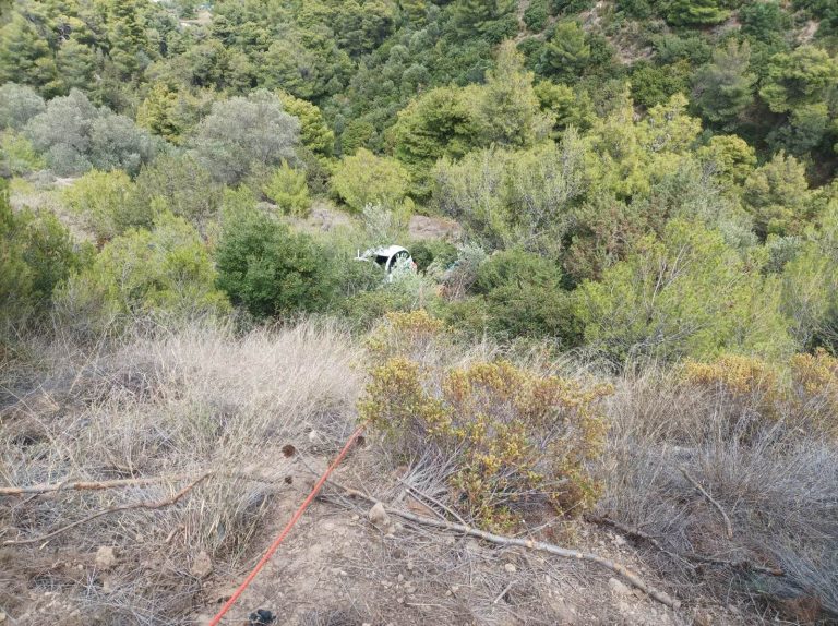 Μαραθώνας: Φορτηγό έπεσε σε γκρεμό στο Μικρό Σέσι – Τραυματισμένοι οι επιβάτες