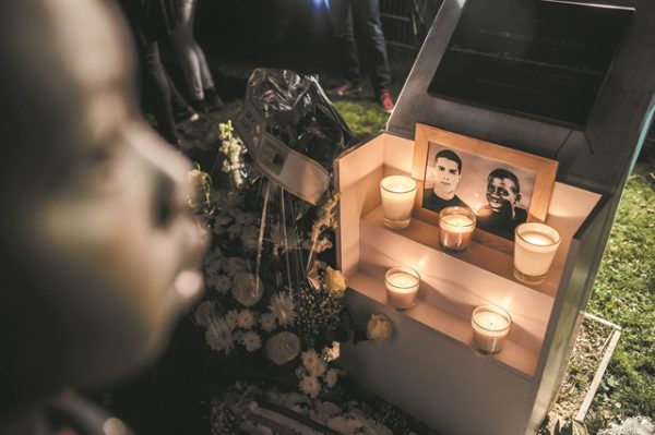 Δύο ζευγάρια αθλητικά παπούτσια