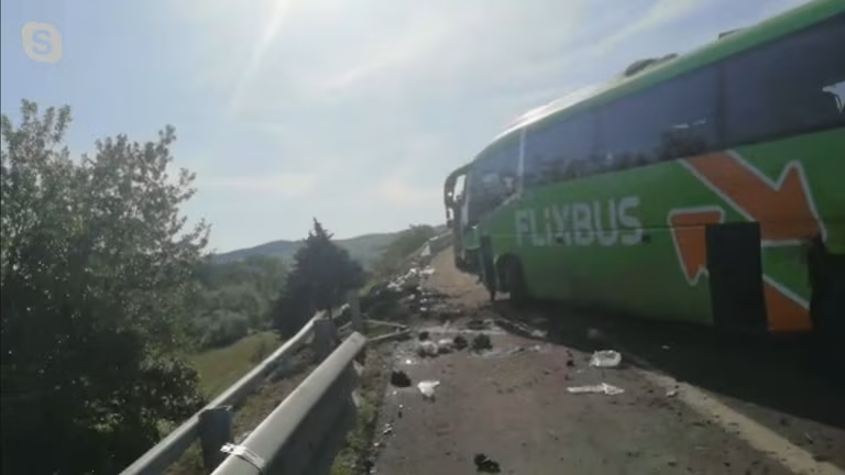 Un autobus si schianta contro un dirupo in Italia