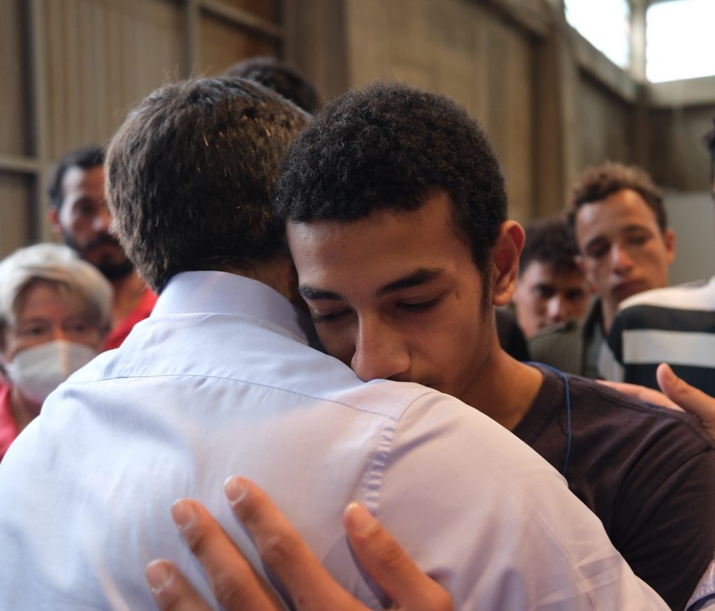 Ναυάγιο στην Πύλο: «Γροθιά» στο στομάχι η βουβή αγκαλιά 15χρονου επιζώντα στον Τσίπρα