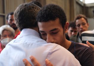 Ναυάγιο στην Πύλο: «Γροθιά» στο στομάχι η βουβή αγκαλιά 15χρονου επιζώντα στον Τσίπρα