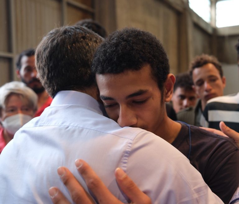 Ναυάγιο στην Πύλο: «Γροθιά» στο στομάχι η βουβή αγκαλιά 15χρονου επιζώντα στον Τσίπρα