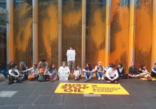 Ακτιβιστές για το κλίμα επιτέθηκαν με μπογιές στην έδρα της TotalEnergies στο Λονδίνο