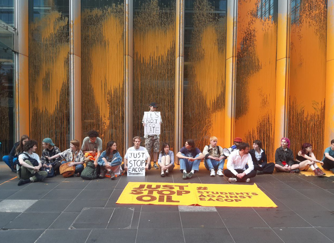 Ακτιβιστές για το κλίμα επιτέθηκαν με μπογιές στην έδρα της TotalEnergies στο Λονδίνο