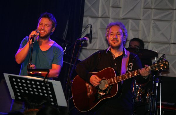 Ο Γιάννης Βαρδής «ζωντάνεψε» τη φωτογραφία με τον πατέρα του μέσα από τα παιδιά του