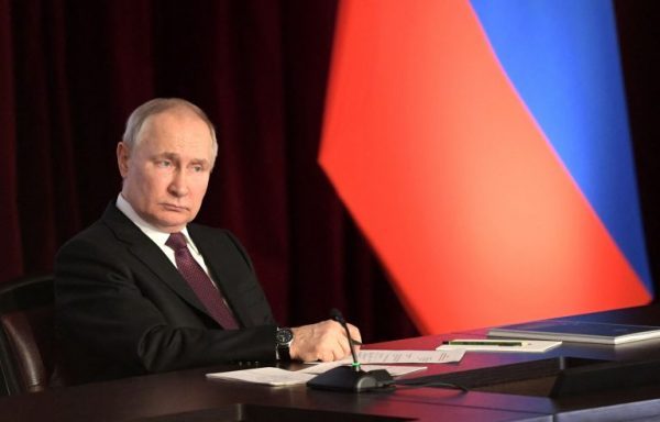 Συνέντευξη Πούτιν: Στήριξη στα στελέχη του υπ. Άμυνας - «Βρίσκομαι σε συνεχή επαφή μαζί τους»