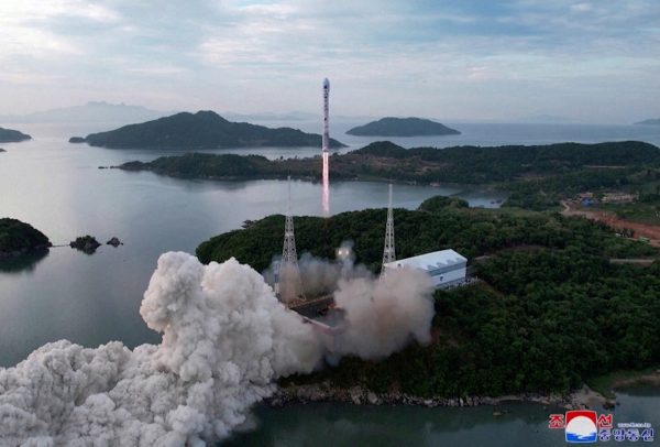 Βόρεια Κορέα: Η Ελλάδα καταδικάζει την εκτόξευση στρατιωτικού δορυφόρου 
