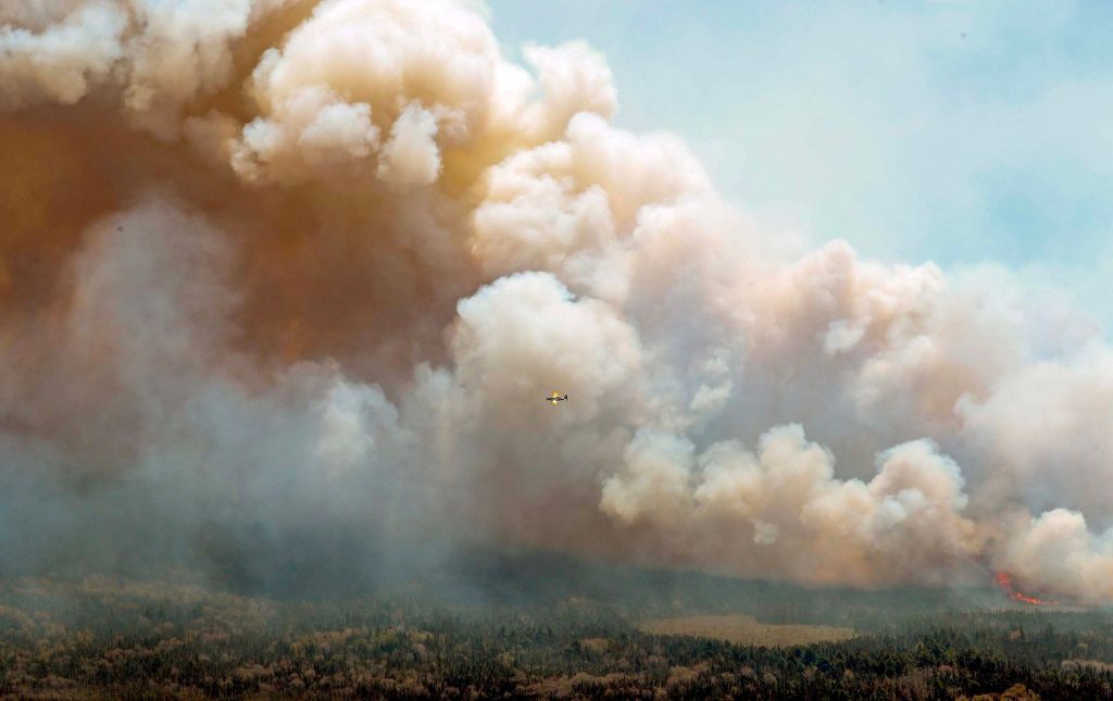 Μαίνονται οι φωτιές στην Αλμπέρτα – Πυκνοί καπνοί στο δυτικό τμήμα του Καναδά