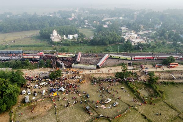 Σύγκρουση τρένων στην Ινδία: Φόβοι ότι θα αυξηθεί ο αριθμός των νεκρών – Λιγοστεύουν οι ελπίδες για επιζώντες