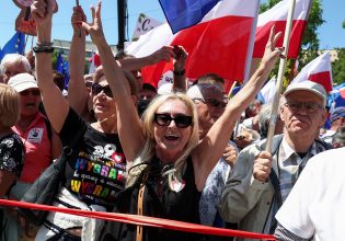 Αντικυβερνητική διαδήλωση στην Πολωνία: Η μεγαλύτερη «εδώ και τριάντα χρόνια»