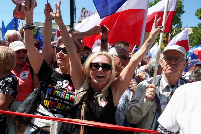 Αντικυβερνητική διαδήλωση στην Πολωνία: Η μεγαλύτερη «εδώ και τριάντα χρόνια»