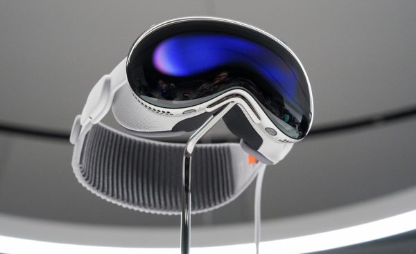 Apple Vision Pro: Πώς είναι να φοράς τη μάσκα AR των 3.500 δολαρίων