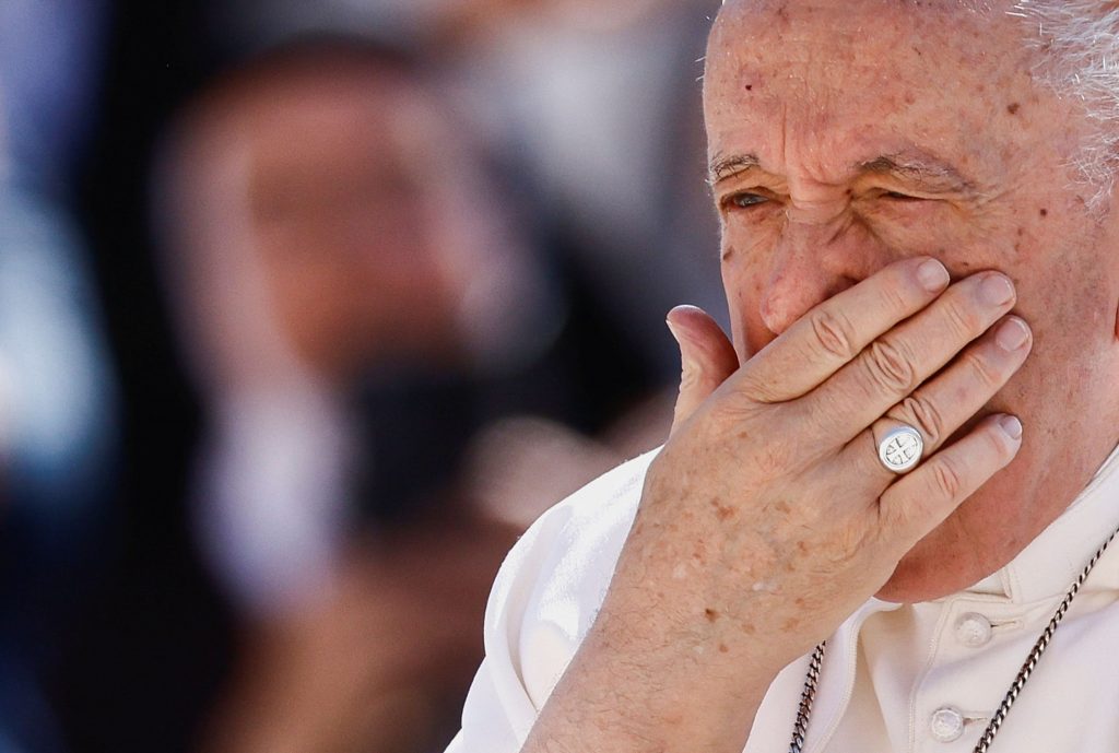 Ο πάπας Φραγκίσκος παραμένει στο νοσοκομείο – Ακύρωσε προγραμματισμένες συναντήσεις