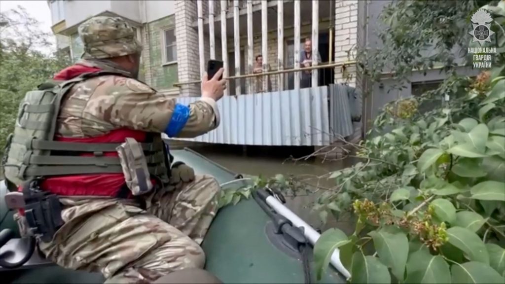 Ανατίναξη φράγματος στη Χερσώνα: Το Κίεβο κατηγορεί τους Ρώσους ότι πυροβολούν τους διασώστες – Γιατί είναι «σοκαρισμένος» ο Ζελένσκι