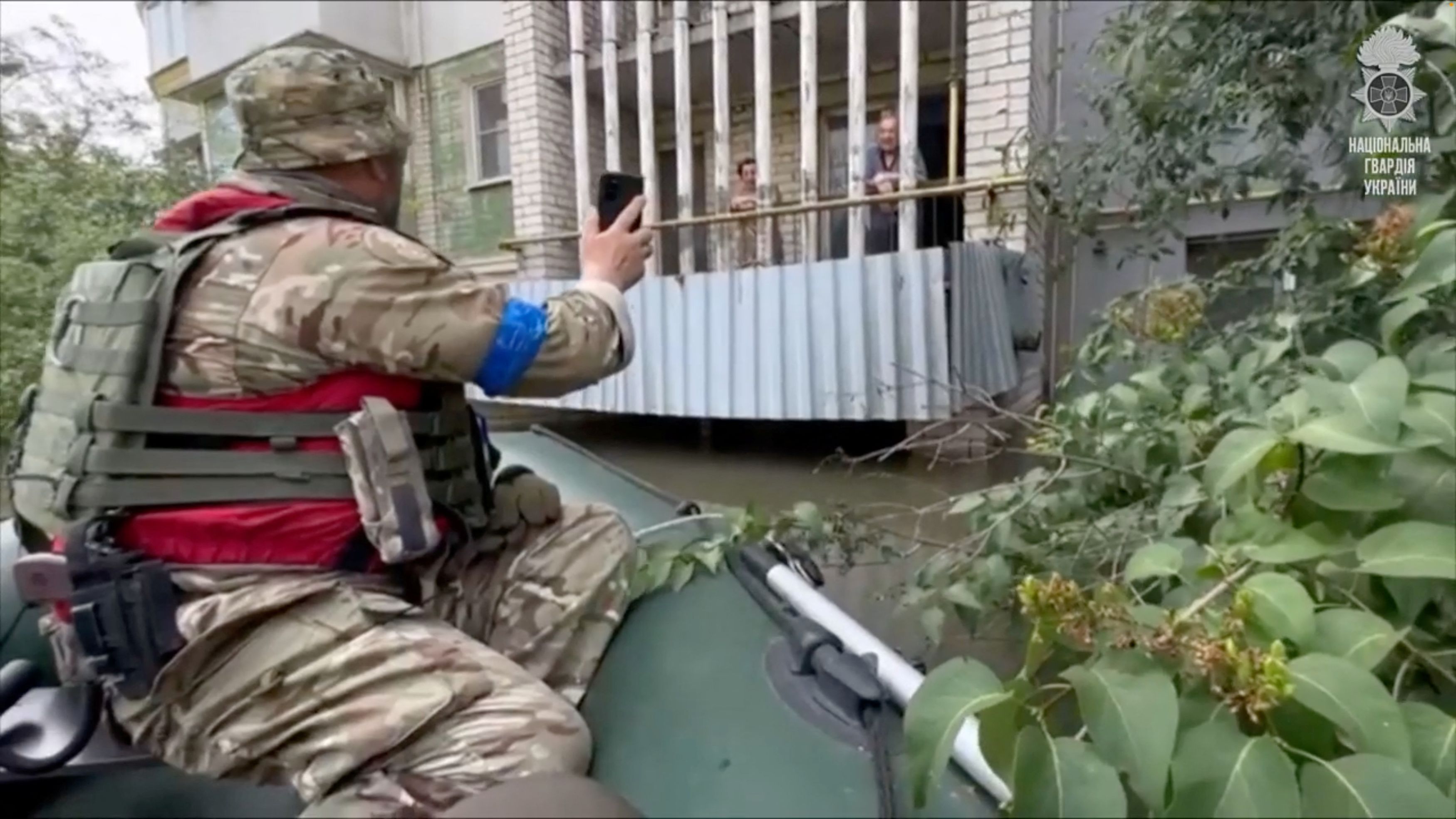 Ανατίναξη φράγματος στη Χερσώνα: Το Κίεβο κατηγορεί τους Ρώσους ότι πυροβολούν τους διασώστες - Γιατί είναι «σοκαρισμένος» ο Ζελένσκι