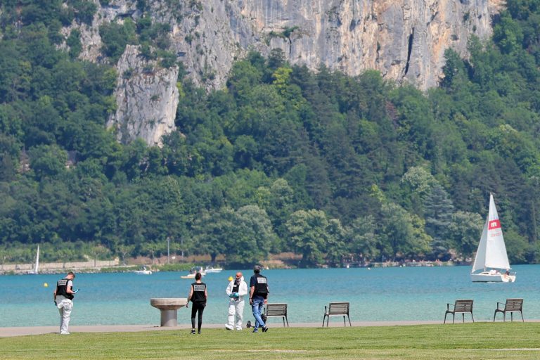 Επίθεση με μαχαίρι στη Γαλλία: Ένα παιδάκι 22 μηνών μεταξύ των τραυματιών – Τι λέει η σύζυγος του δράστη