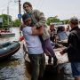 Ανατίναξη φράγματος στη Χερσώνα: Ρωσικό πλήγμα με έναν νεκρό και τραυματίες – Απομακρύνονται με βάρκες οι κάτοικοι