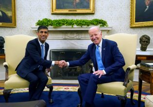 Νέα «γκάφα» Μπάιντεν: Αποκάλεσε «πρόεδρο» τον πρωθυπουργό της Βρετανίας