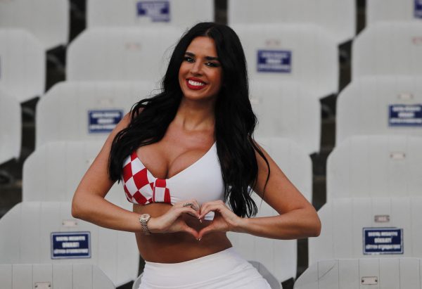 Η πιο σέξι οπαδός του Μουντιάλ… «χτύπησε» και το Champions League