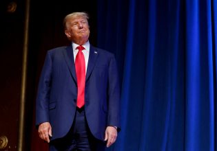 Ντόναλντ Τραμπ: Γιόρτασε την ελευθερία του σε κουβανέζικο εστιατόριο – Του τραγούδησαν «Χρόνια Πολλά»