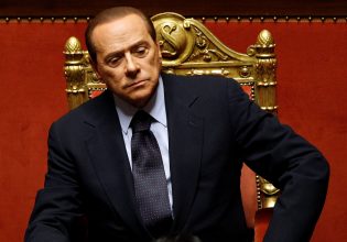 Σίλβιο Μπερλουσκόνι: Αντίπαλοι και υποστηρικτές αποτίουν φόρο τιμής