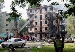 Ουκρανία: Τρεις νεκροί και 25 τραυματίες από ρωσικό πλήγμα σε πολυκατοικία