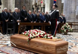 Πλήθος κόσμου στην κηδεία του Σίλβιο Μπερλουσκόνι – Live εικόνα από το Μιλάνο