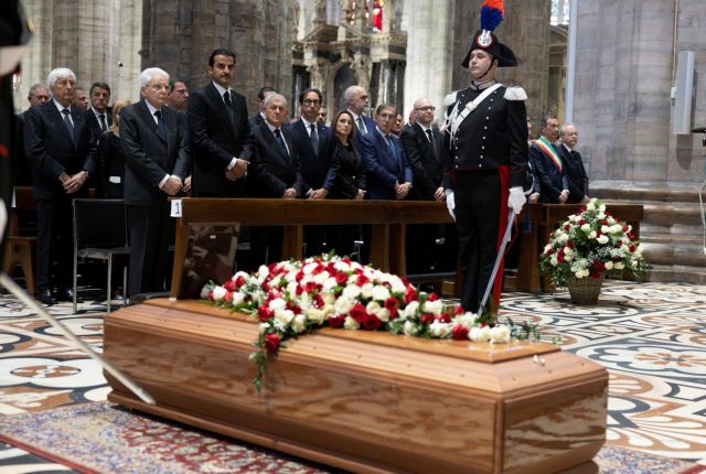 Πλήθος κόσμου στην κηδεία του Σίλβιο Μπερλουσκόνι – Live εικόνα από το Μιλάνο